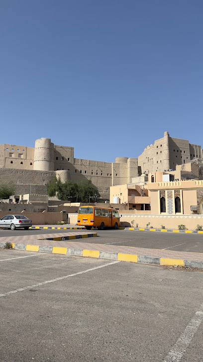 وقوف السيارات العامة في فورت - Oman|Bahla|X872+C2M