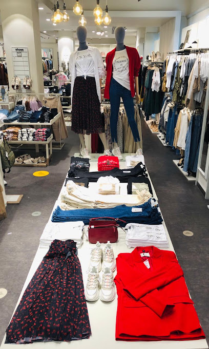 ستراديفاريوس - Oman|Muscat 113|Centro Comercial Muscat City Centre